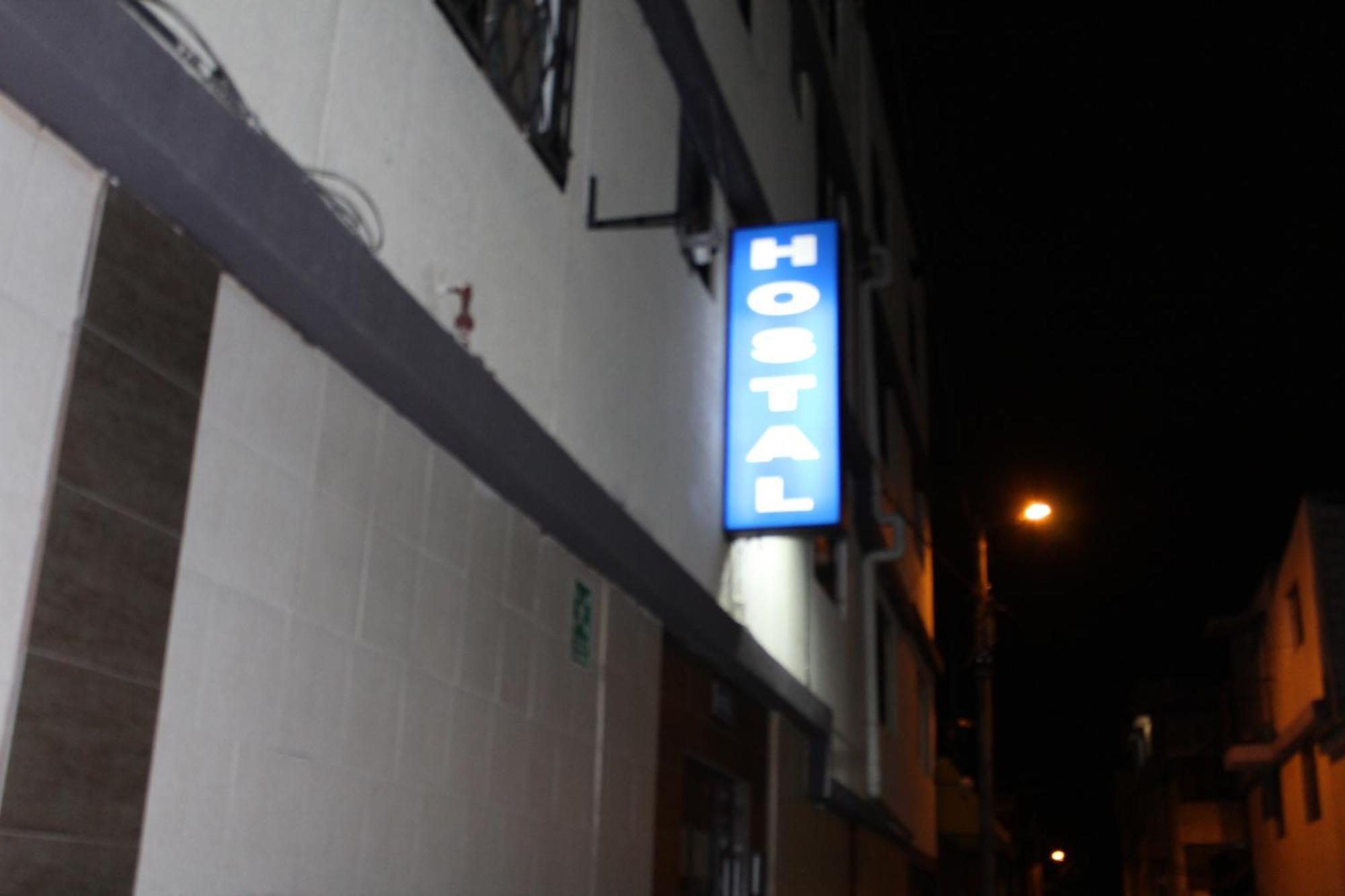Julius Hostal, Desde Las 14 Horas Hasta 12 Del Mediodia Кито Екстериор снимка