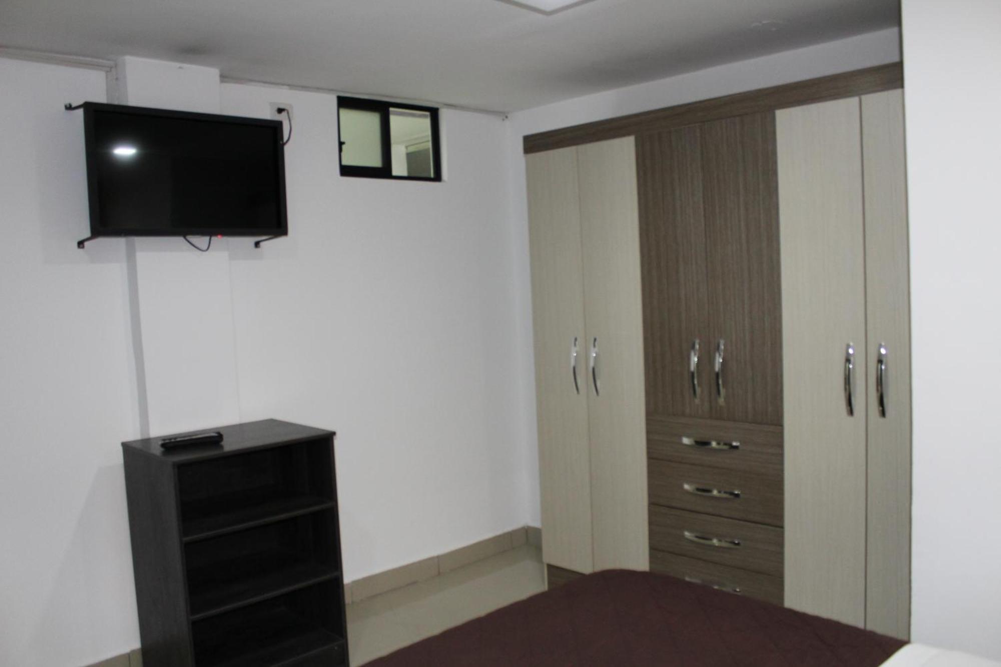 Julius Hostal, Desde Las 14 Horas Hasta 12 Del Mediodia Кито Екстериор снимка