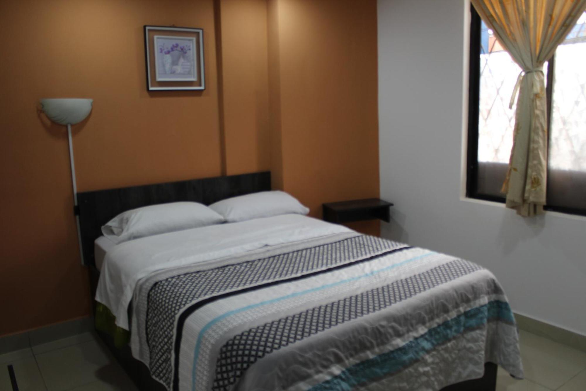 Julius Hostal, Desde Las 14 Horas Hasta 12 Del Mediodia Кито Екстериор снимка