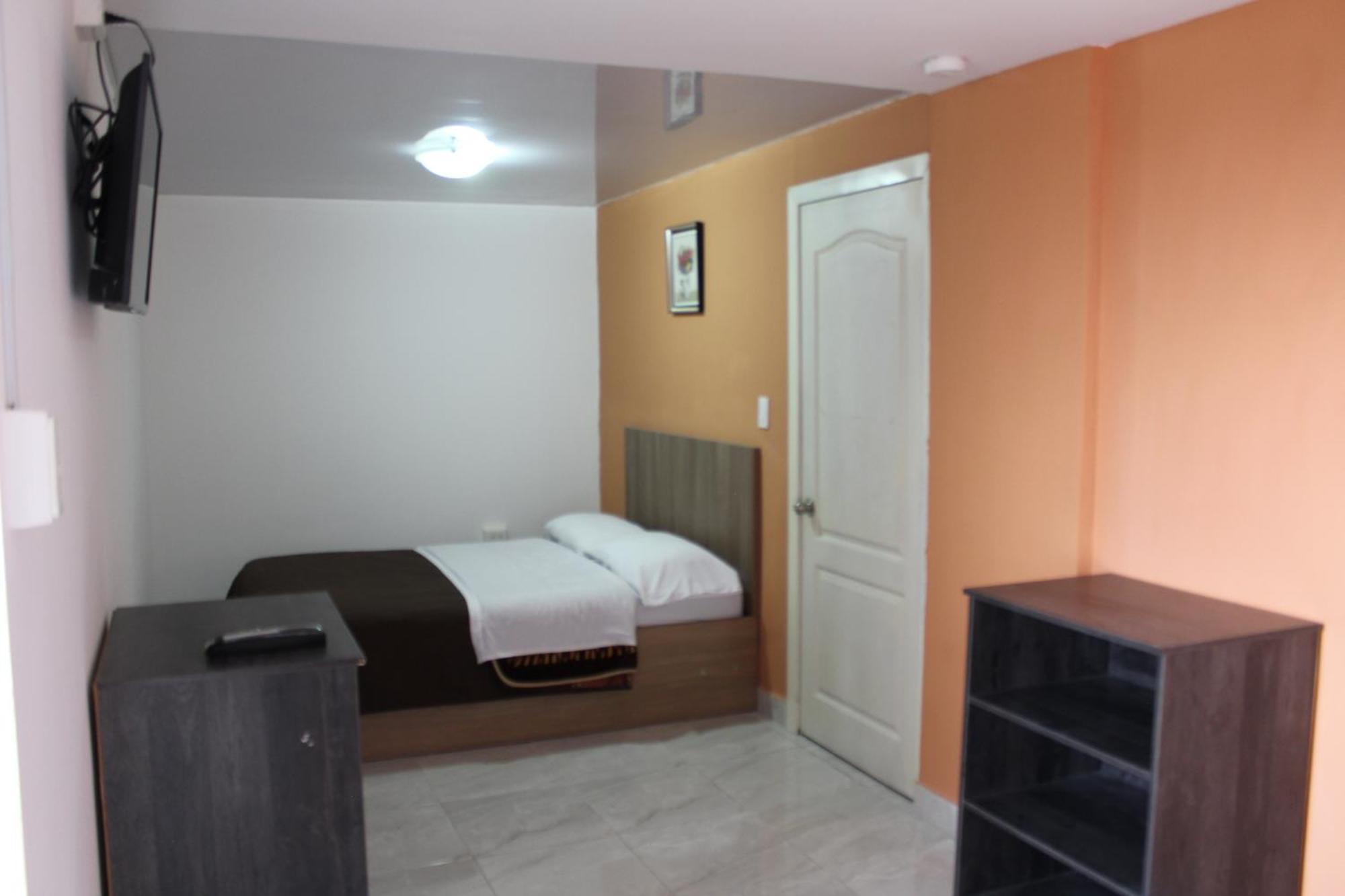Julius Hostal, Desde Las 14 Horas Hasta 12 Del Mediodia Кито Екстериор снимка
