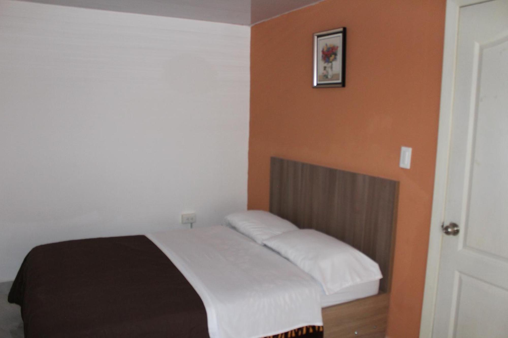 Julius Hostal, Desde Las 14 Horas Hasta 12 Del Mediodia Кито Екстериор снимка